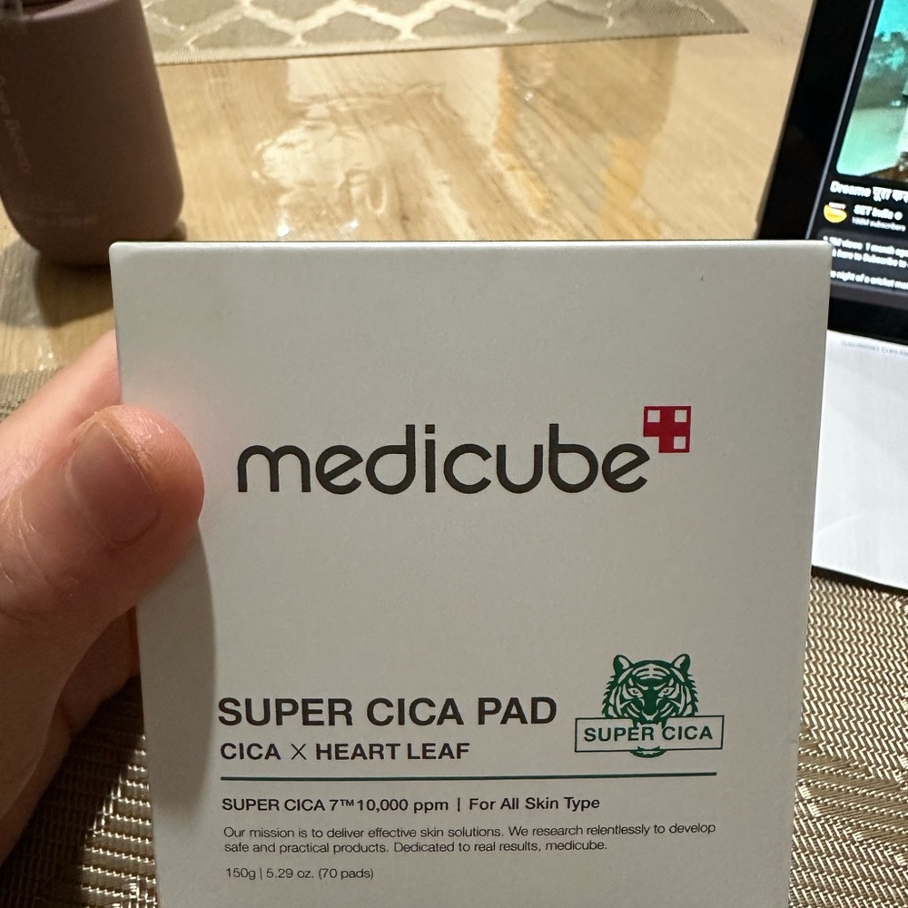 medicube Super Cica Pad - White/Green Soothing Exfoliant Pads